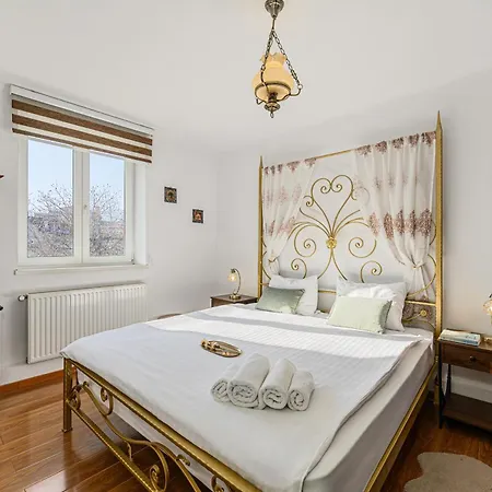 Vintage By Black Church Apartment *